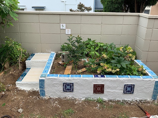 [DIY]タイルを貼って花壇を仕上げました！庭の小道も作り始めた！